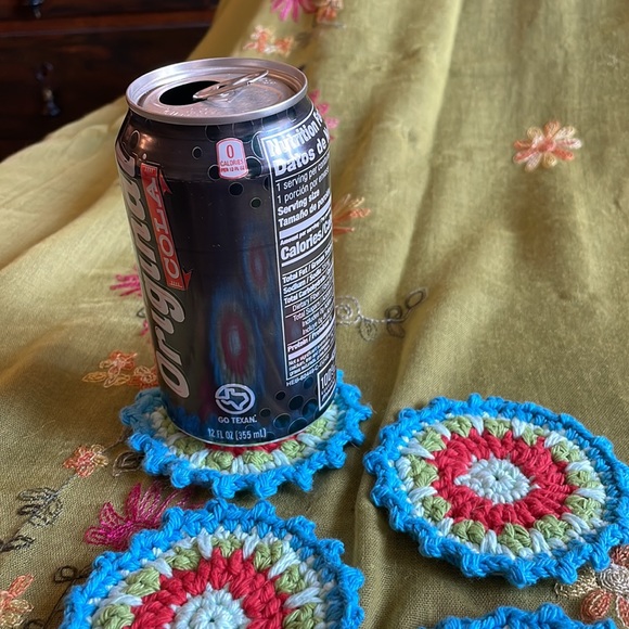 Hand crocheted Mandala coasters in turquoise, green, reddish orange - Picture 4 of 5